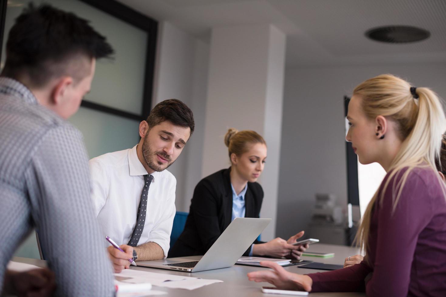 business-people-group-on-meeting-at-modern-startup-office-free-photo imagen de personas en una reunion